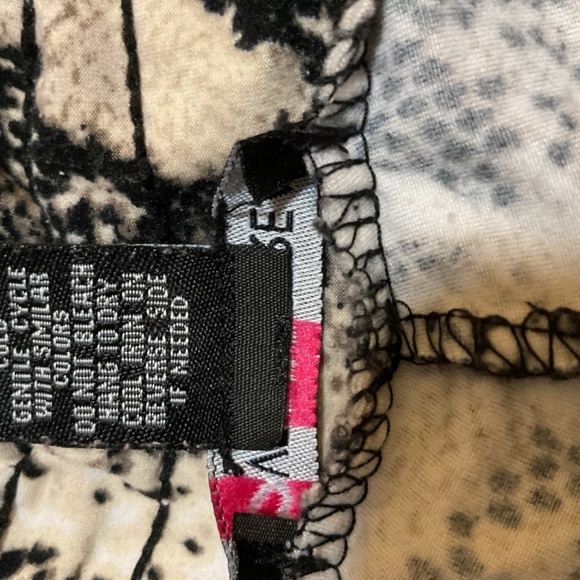 LOVE❤️ STREAK LEGGINGS (VERY VERY SOFT) - Picture 5 of 5